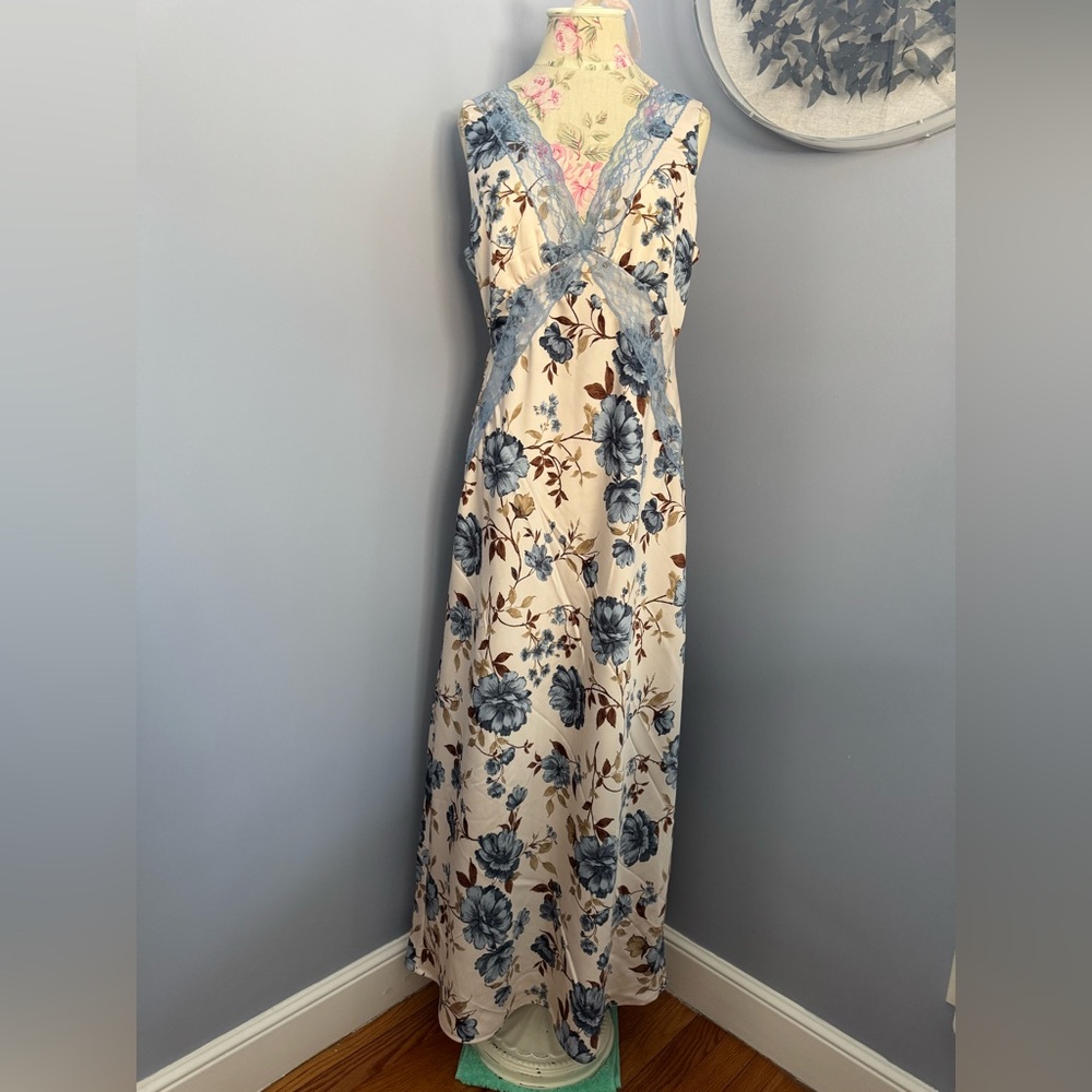 ๐ Sincerely Jules Blue Floral Lace-Trim Maxi Dress - Picture 2 of 10
